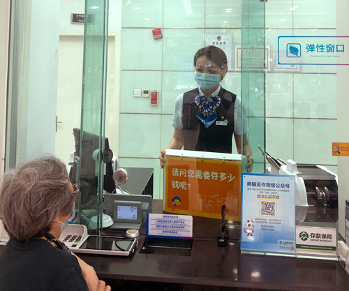 建行成都金河支行，柜面員工使用&ldquo;關(guān)愛服務(wù)卡&rdquo;服務(wù)老年客戶